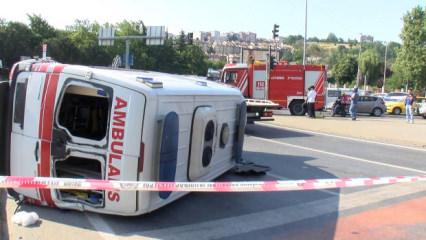 Kağıthane'de motosikletle &ccedil;arpışan ambulans devrildi: 3'&uuml; sağlık &ccedil;alışanı 4 yaralı