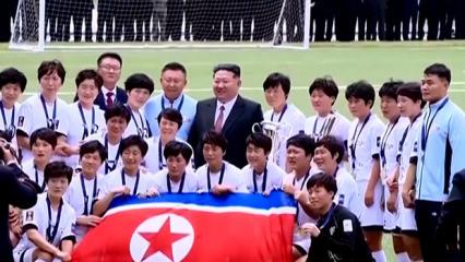 Kim jong-un'u g&ouml;ren kadın futbolcular g&ouml;zyaşlarına boğuldu