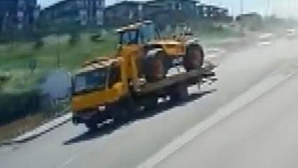 K&uuml;&ccedil;&uuml;k&ccedil;ekmece'de taşıdığı iş makinesinin altında kaldı: Şof&ouml;r&uuml;n &ouml;ld&uuml;ğ&uuml; kaza kamerada
