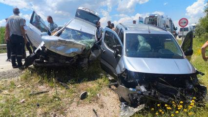 Otomobiller &ccedil;arpıştı: 1 &ouml;l&uuml;, 5 yaralı