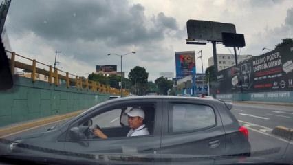 Trafikte dehşet anları: Yol vermediği aracı metrelerce s&uuml;r&uuml;kledi