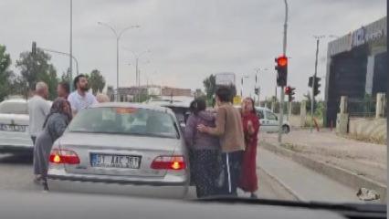 Trafikte kadınların da karıştığı yol kesme kavgası