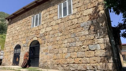 30 yıl &ouml;nce kendi emeğiyle yaptığı ev turistlerin ilgi odağı oldu