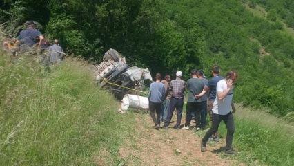 Beton mikseri şarampole yuvarlandı; 2 &ouml;l&uuml;, 1 yaralı