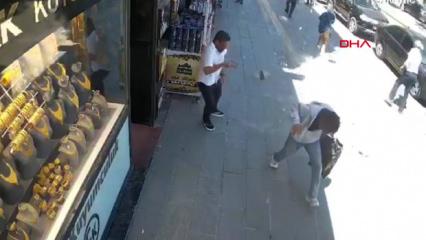 Binadan beton par&ccedil;aları koptu, caddede y&uuml;r&uuml;yenler son anda kurtuldu