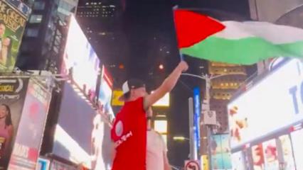 Faslı taraftarlardan Times Meydanı'nda Filistin'e destek g&ouml;sterisi