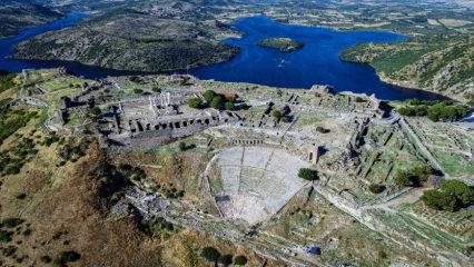Ge&ccedil;miş ve bug&uuml;n aynı karede: Pergamon Antik Kenti&rsquo;ndeki Akropolis manzarasıyla b&uuml;y&uuml;l&uuml;yor