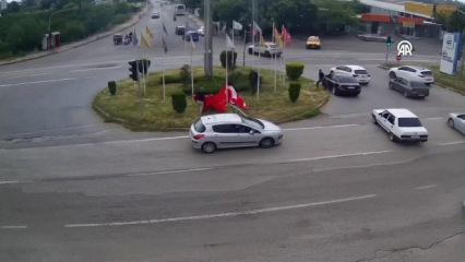 Hatay'da kavşağa d&uuml;şen T&uuml;rk bayrağını yoldan ge&ccedil;en s&uuml;r&uuml;c&uuml;ler kaldırdı