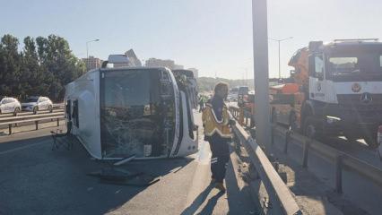 İstanbul'da yolcu midib&uuml;s&uuml; devrildi: 12 yaralı