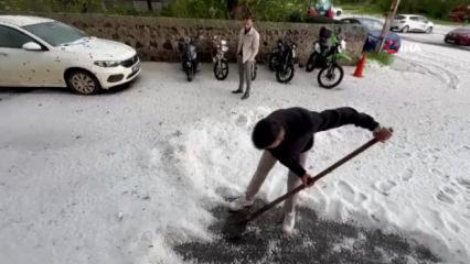 Kars'a dolu yağdı: Vatandaşlar kar temizler gibi k&uuml;rek salladı