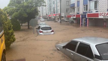 Kırşehir'de son yılların en b&uuml;y&uuml;k sel felaketi: Kent merkezi suya g&ouml;m&uuml;ld&uuml;