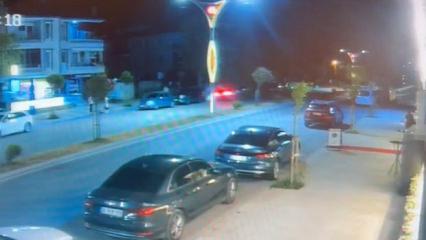 Kontrolden &ccedil;ıkan otomobil park halindeki ara&ccedil;lara &ccedil;arptı: O anlar kamerada