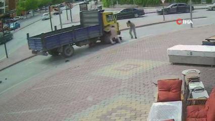 Konya'da kamyonetin altında kalan elektrikli bisiklette can pazarı yaşandı