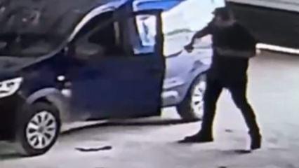 Oraya nasıl girdin? Ara&ccedil;tan yılan &ccedil;ıktı, panik anları kameralara yansıdı