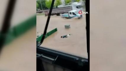 Sel sularına kapılan yaşlı adamı son anda kurtardılar