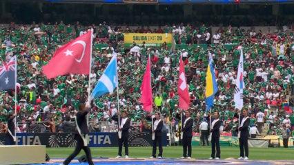 T&uuml;m d&uuml;nya bu anı izledi! Ay yıldızlı bayrağımız Azteca Stadyumu'nda.