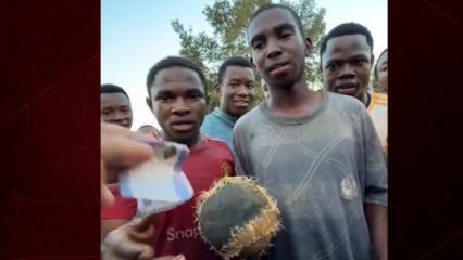 T&uuml;rk ziyaret&ccedil;iden Afrika&rsquo;da anlamlı hareket: &Ccedil;ocuklara top almaları i&ccedil;in har&ccedil;lık verdi
