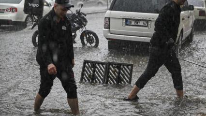 Yaz ortasında kış! İş yerlerini su bastı, yollar kapandı