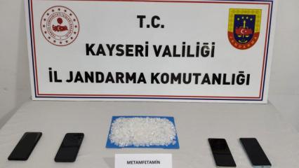 Kayseri&rsquo;de jandarmadan uyuşturucu operasyonu: Ara&ccedil;tan yarım kilodan fazla zehir &ccedil;ıktı!