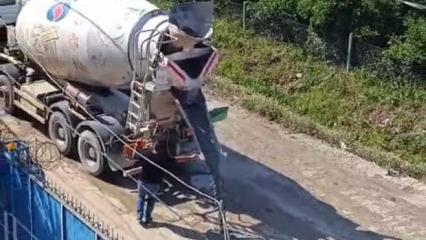 Adana'da mahalleli isyan bayrağını &ccedil;ekti, beton mikser kiralayıp yolu d&uuml;zelttiler!