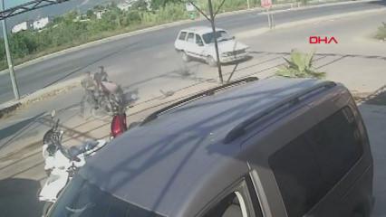 Antalya'da otomobille &ccedil;arpışan motosikletli metrelerce savruldu