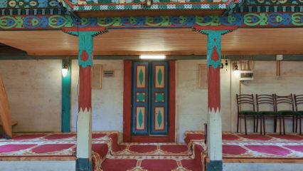 Artvin'de 175 yıllık ahşap cami babadan oğula korunuyor