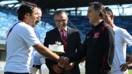 Basın mensuplarından Montella'ya doğum g&uuml;n&uuml; s&uuml;rprizi
