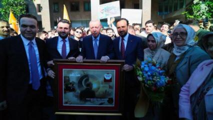 Başkan Erdoğan'a anlamlı s&uuml;rpriz! Tablodaki not duygulandırdı