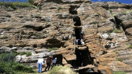 Bitlis&rsquo;te kayaların i&ccedil;ine oyulmuş bir inan&ccedil; merkezi: Bapir-i Kal yoğun ilgi g&ouml;r&uuml;yor