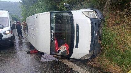 İzmir'de iş&ccedil;i servisi devrildi; 1 &ouml;l&uuml;, 1'i ağır 10 yaralı