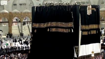 K&acirc;be-i Muazzama&rsquo;nın &ouml;rt&uuml;s&uuml; Hicri yeni yılın başlamasıyla t&ouml;renle değiştirildi