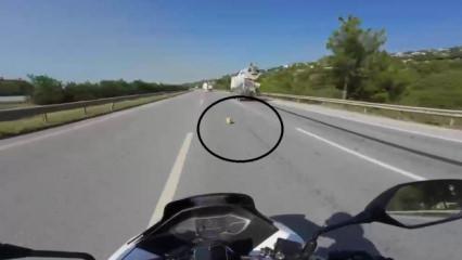 Mikserden d&uuml;şen malzeme motosiklet s&uuml;r&uuml;c&uuml;s&uuml;n&uuml; &ouml;l&uuml;mle burun buruna getirdi