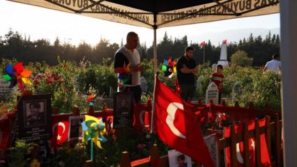 Okul saldırısında vefat etmişlerdi! Babalar G&uuml;n&uuml;'nde evlatlarının kabrinde dua ettiler 