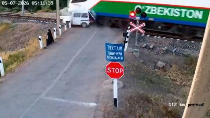 &Ouml;zbekistan'da ihlal can aldı: Y&uuml;k treni kırmızı ışıkta ge&ccedil;en araca &ccedil;arptı