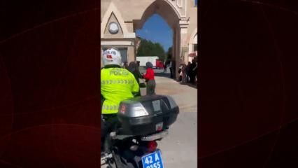 Konya polisinin sınava yetişecek &ouml;ğrenciye verdiği destek g&ouml;n&uuml;lleri fethetti