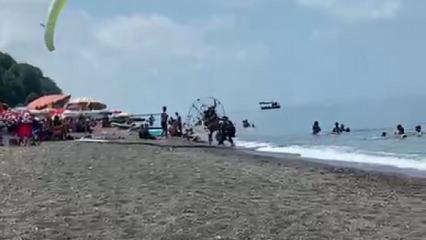 Plajda kontrolden &ccedil;ıkan motorlu paraş&uuml;t kalabalığa daldı: 3 yaralı