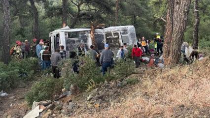 Servis minib&uuml;s&uuml; şarampole devrildi: 22 yaralı