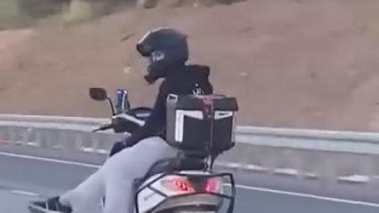 &Uuml;mraniye'de motokuryenin tehlikeli yolculuğu kamerada