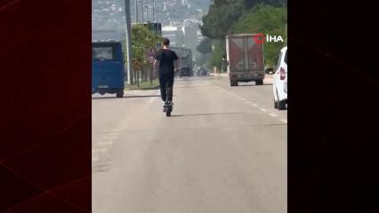 Elektrikli scooter s&uuml;r&uuml;c&uuml;s&uuml; kurallı ihlal etti canını hi&ccedil;e saydı