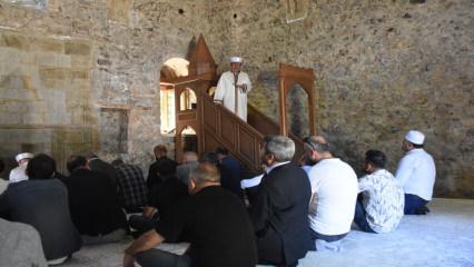 112 yıldır namaz kılınmıyordu: Bin yıllık cami cuma namazıyla ibadete a&ccedil;ıldı