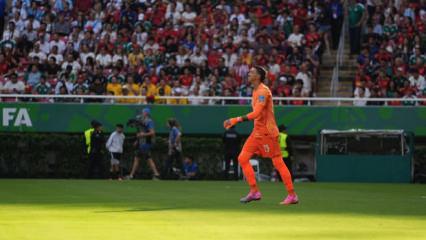 Muslera'nın rekor gecesi kabusa d&ouml;nd&uuml;! &Uuml;lkesini yaktı, oyundan alındı