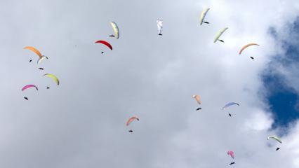 80 pilot Kurtik Dağı&rsquo;ndan s&uuml;z&uuml;ld&uuml;! Muş&rsquo;ta yama&ccedil; paraş&uuml;t&uuml; yarışması nefes kesti