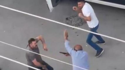 Laf atma tartışması b&uuml;y&uuml;d&uuml;: Biri sopayla saldırdı, diğeri silahını ateşledi!