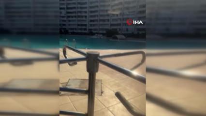Tesett&uuml;rl&uuml; kadınları havuza almayan site g&ouml;revlisi tutuklandı