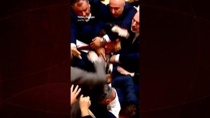 G&uuml;rcistan parlamentosu karıştı vekiller birbirine yumrukla saldırdı