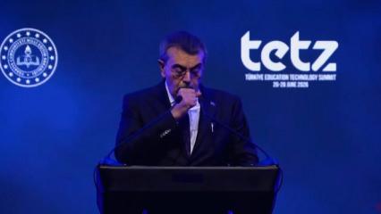 K&uuml;rs&uuml;de boğazı kuruyan Bakan Tekin verilen suyu oturarak i&ccedil;ti
