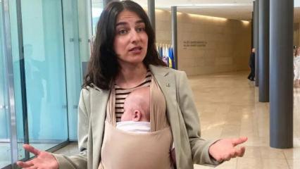 AB'de ilk: İsve&ccedil;li Bakan, toplantıya bebeğiyle geldi