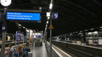 Almanya'da &uuml;lke genelinde tren seferleri durduruldu