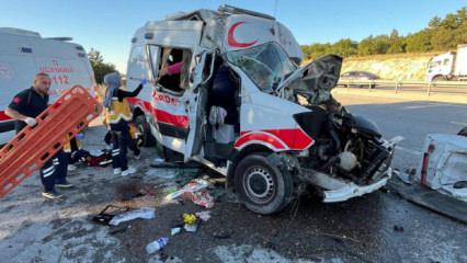 Ambulans, TIR'a &ccedil;arptı; hasta &ouml;ld&uuml;, 3 personel yaralı