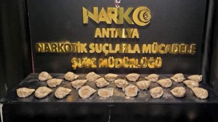 Antalya'da narkotikten rekor darbe: L&uuml;ks aracın bagajından 34 paket eroin fırladı!